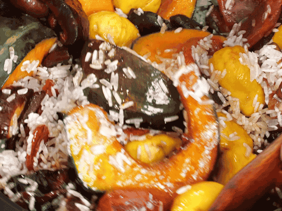 電飯煲正常煮飯模式煮飯。出鍋后撒點(diǎn)蔥花