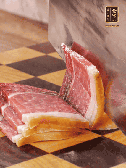 金字火腿切片，溫水浸泡5分鐘；肉皮泡發(fā)，切成小塊。