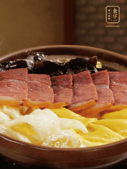 最后胡椒粉調(diào)味，撒小蔥花點(diǎn)綴