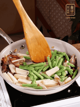 加少許生抽、蠔油、料酒、雞精調(diào)味，少許清水燜2分鐘，炒至豆角皺皮即可