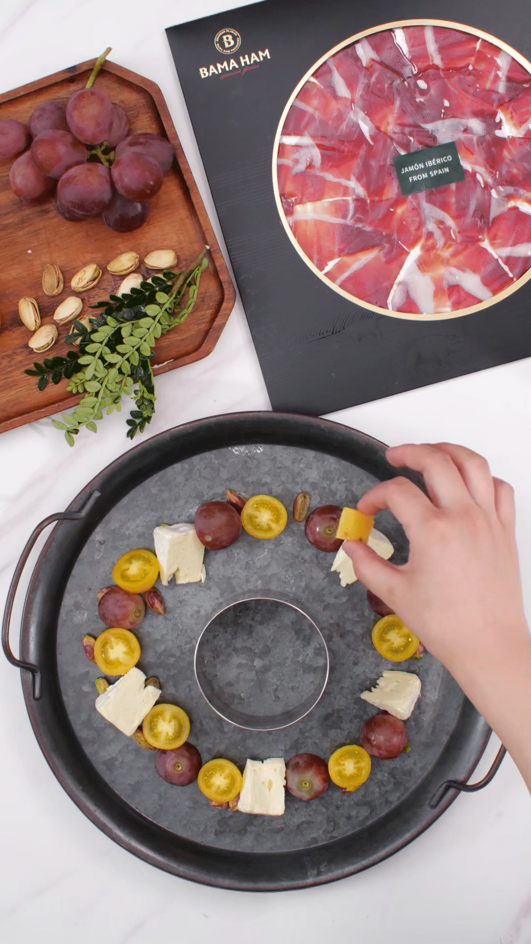 準(zhǔn)備一個(gè)大盤子，中間放上模具（或是一個(gè)空碗）預(yù)留空位，沿著磨具把食材擺盤成花環(huán)裝