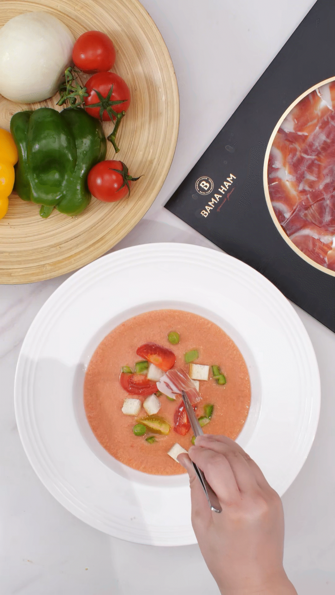 擺盤時(shí)，加入青豆，面包丁，黃瓜丁，烤面包丁，番茄丁