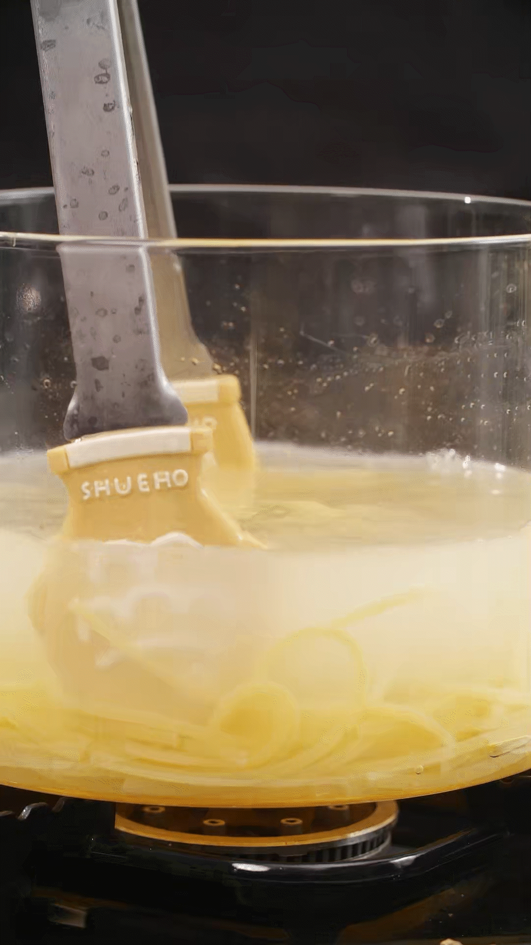 將意面煮熟，到自己喜歡的熟度。撈出過冷水，瀝干
