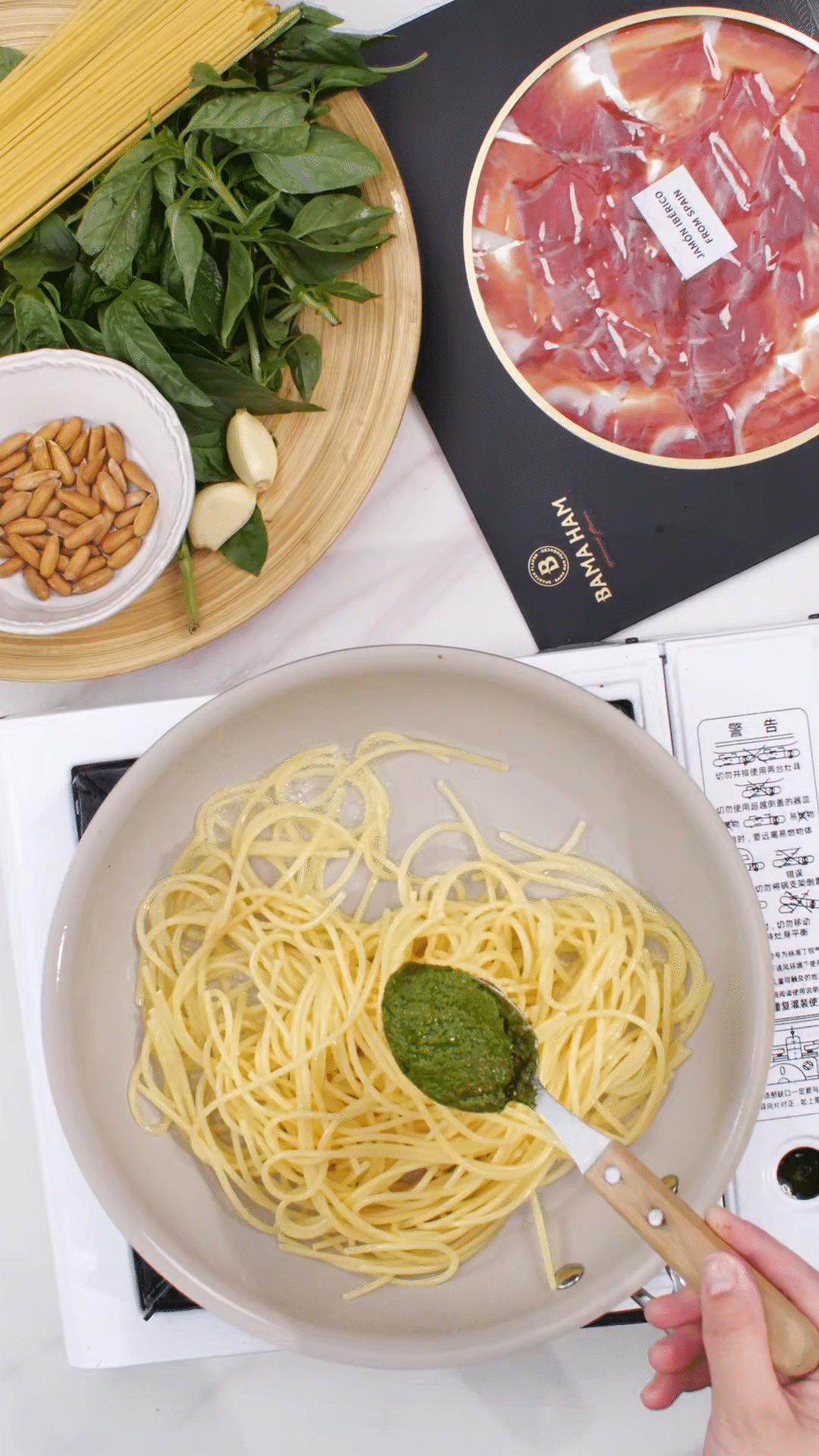 鍋中加入橄欖油，放入意面和青醬攪拌均勻裝盤
