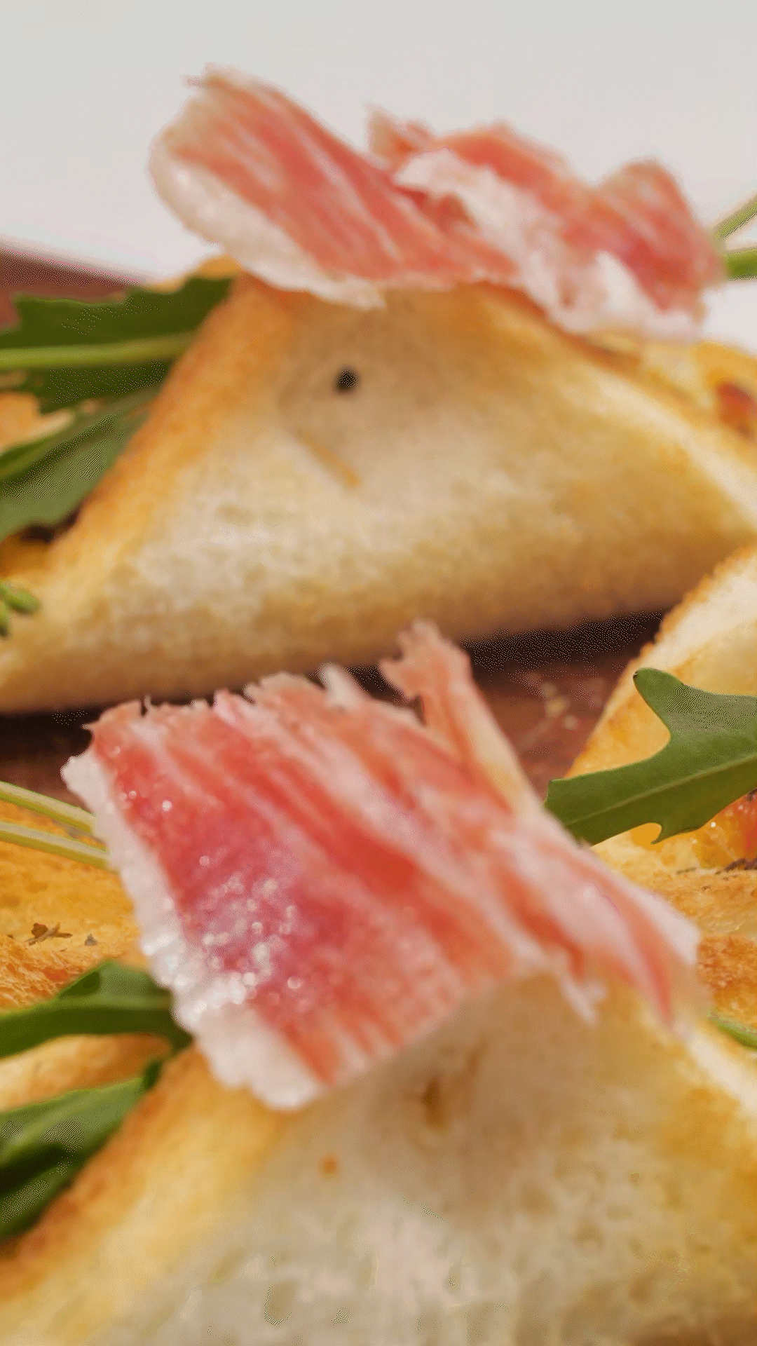 空氣炸鍋或烤箱180度5分鐘，撒歐芹碎
